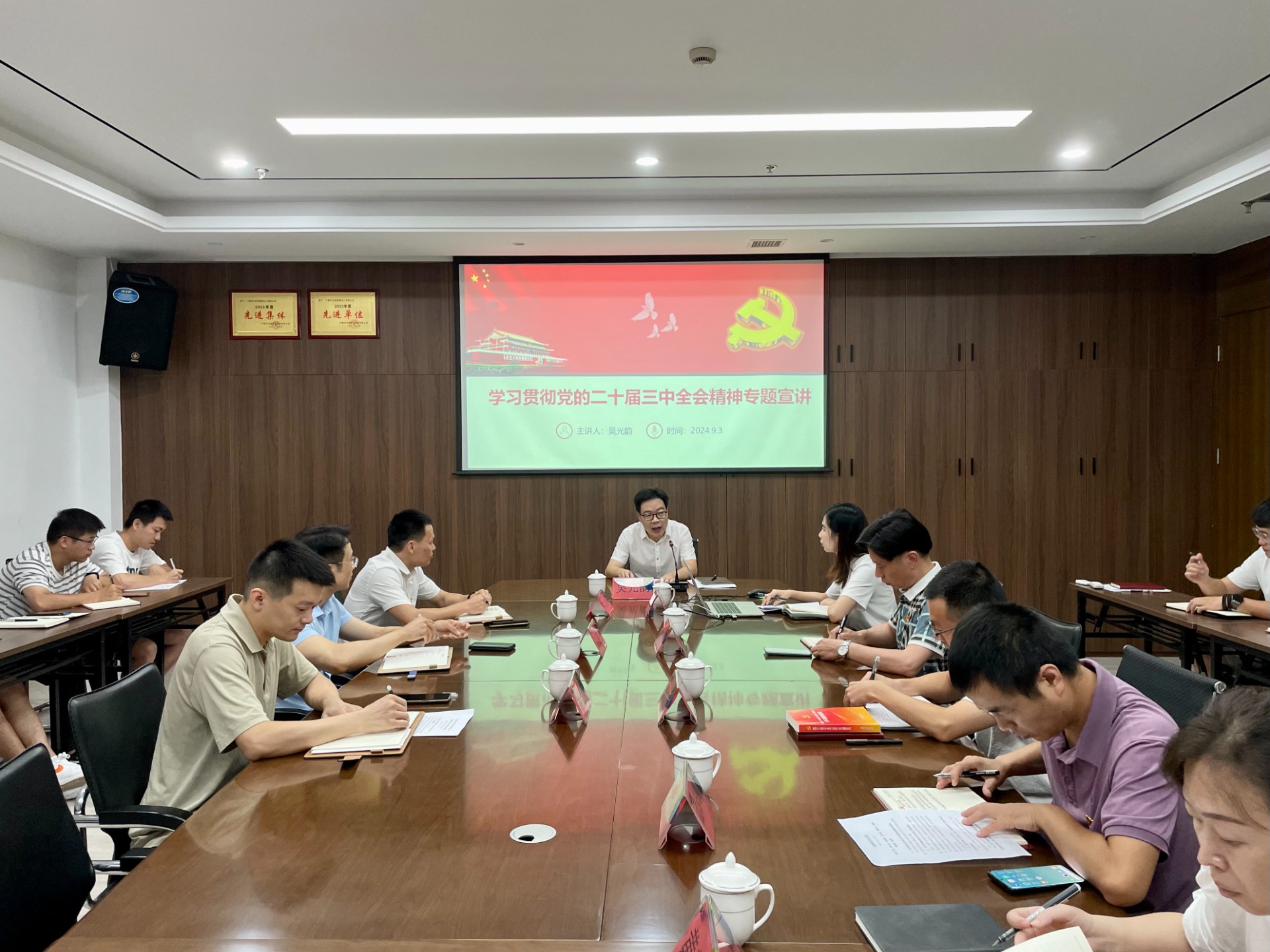 市交投集團領導深入市交投物流集團市交投勘察設計公司開展聯(lián)系點工作，葉嵐清拍攝1.jpg